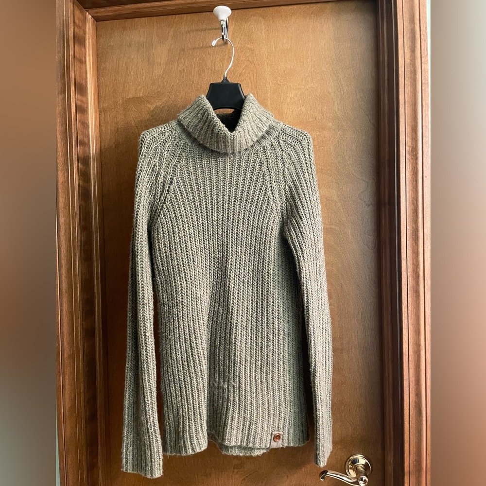 Super soft chunky knit sweater, sage green.